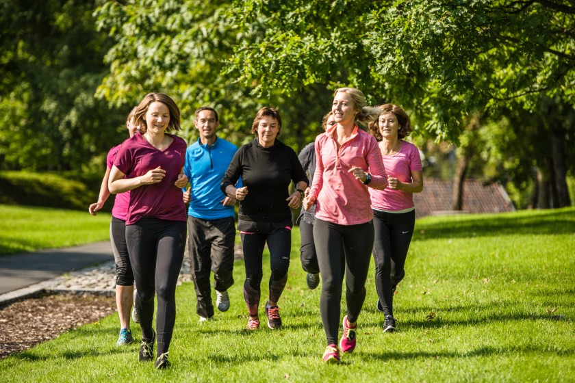 gruppe personer som jogger/trener