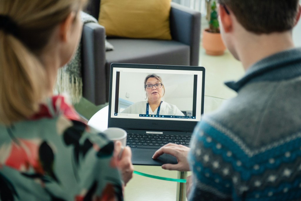 Digital kontakt mellom pasient og helsepersonell (illustrasjonsbilde)